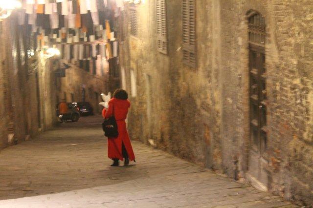 la-signora-in-rosso-di-vallerozzi