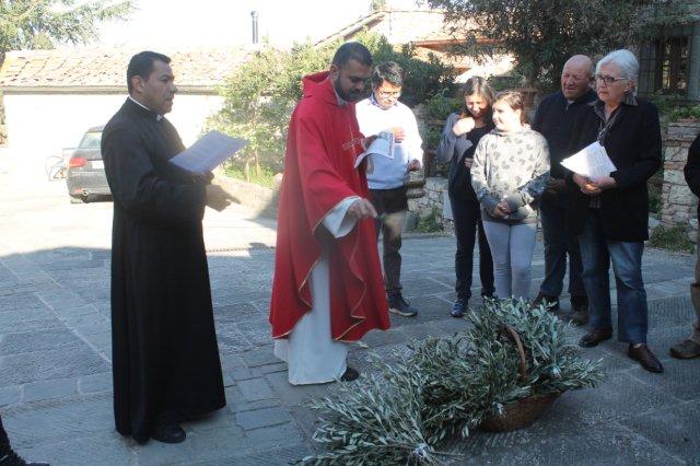 don hector e don camilo benedizione olivo vertine