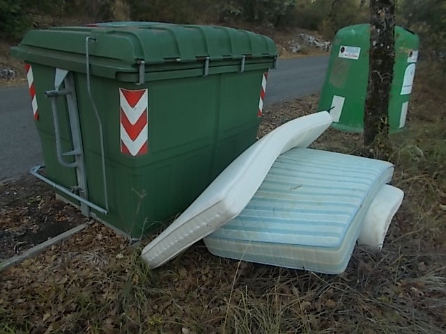 vertine, materassi abbandonati