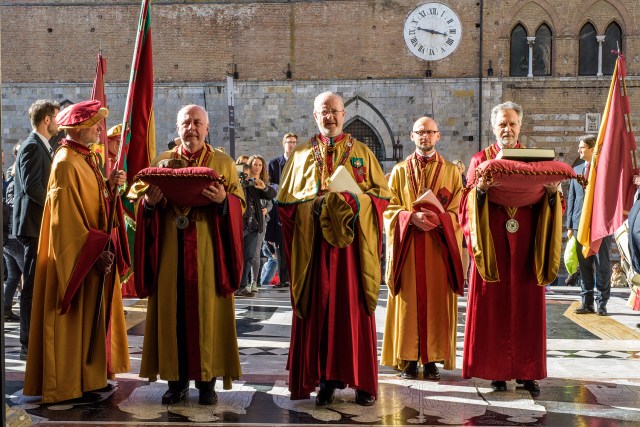 2017, il Capitano Generale fa il suo ingresso nel Duomo di Siena (portone centrale)