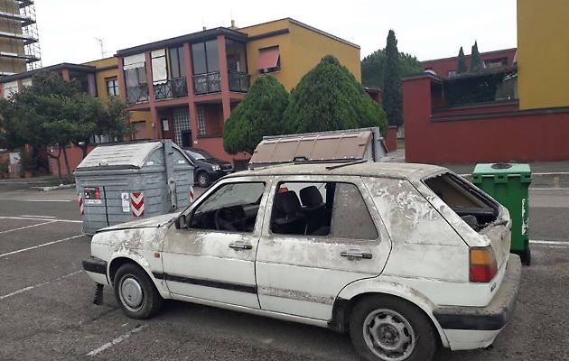 butta l'auto nel cassonetto - foto da corriere di arezzo
