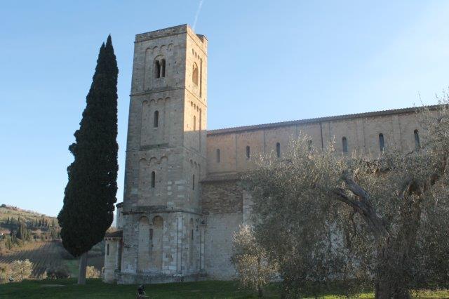 il cipresso e l'abbazia di sant'antimo