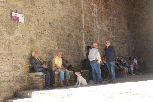 opinionisti sotto i portici di san gimignano