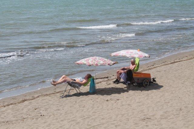 castiglion della pescaia tedesco ex ddr con calzini neri