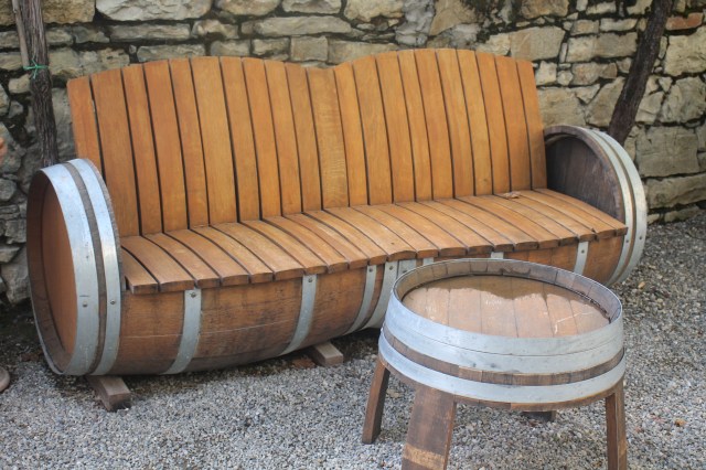 panchina di barriques di san felice.JPG