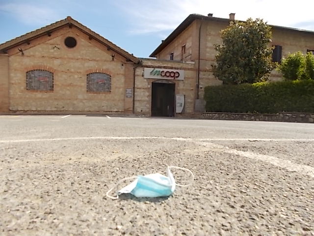 coop castelnuovo mascherina gettata nel parcheggio