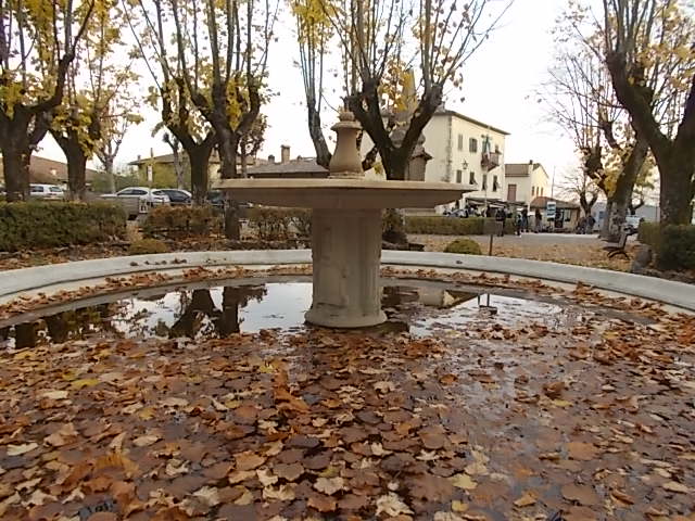 radda fontana parco della rimembranza e foglie a macero