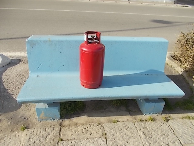 panchina azzurra e bombola gas rossa castiglion della pescaia