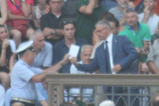 la busta, il vigile il m ossiere del palio di siena