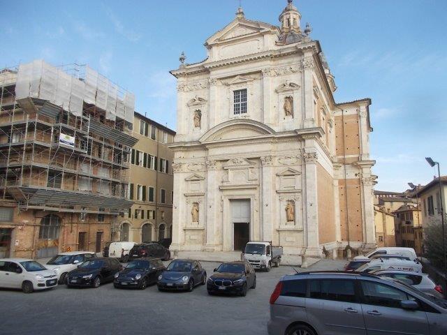 basilica provenzano e macchine in sosta