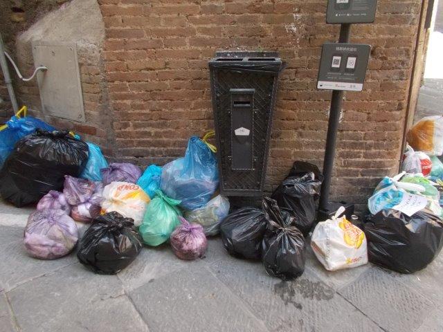 spazzatura per le vie di siena