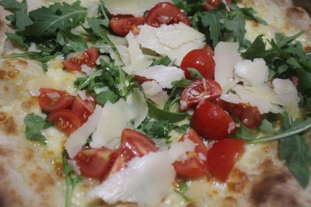 pizzeria la morina, rucola, pomodorini e grana