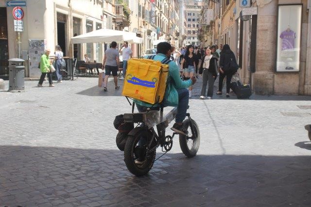 consegna-cibo-a-domicilio-in-bicicletta