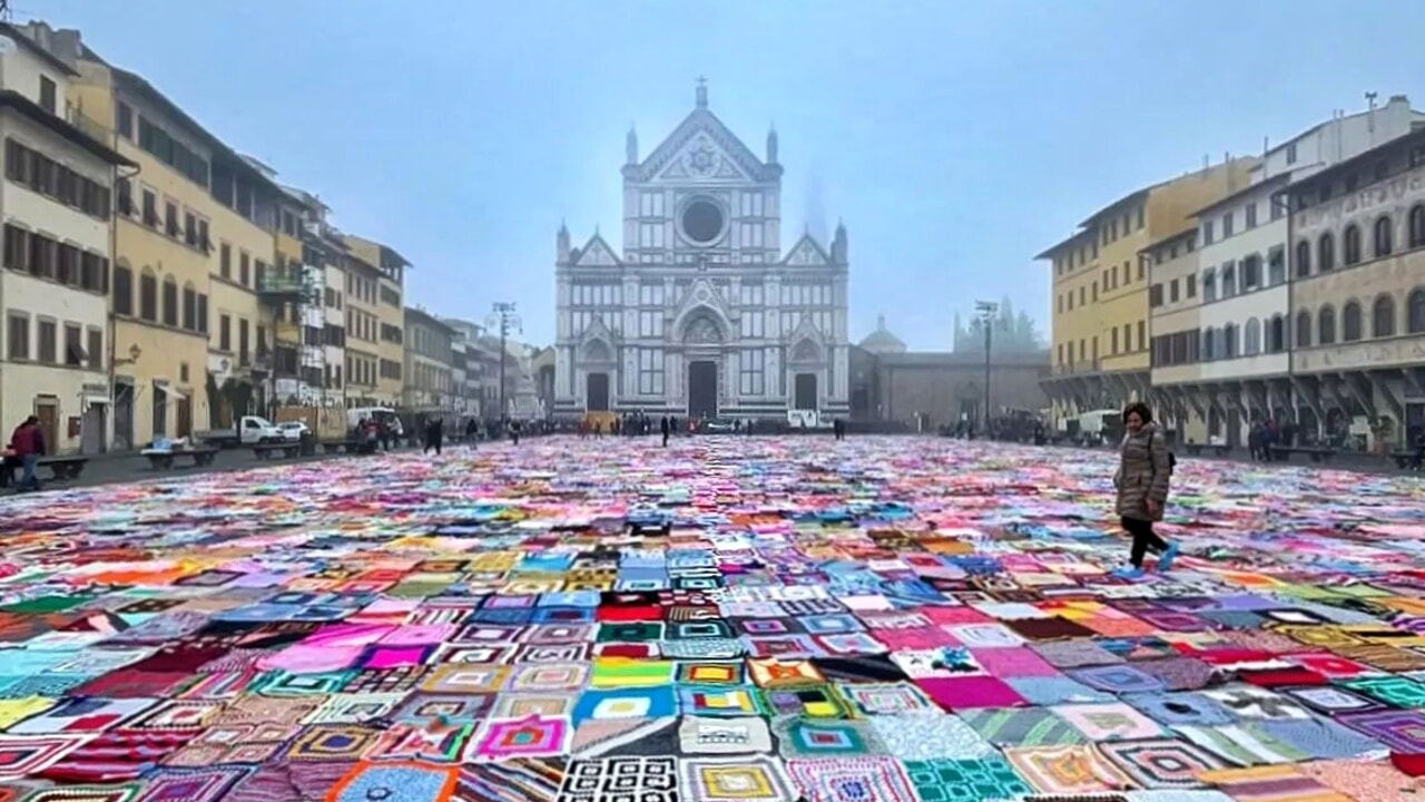 Coperte contro la violenza distese in Piazza Santa Croce foto firenze today