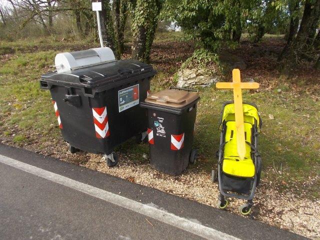 cassonetto vagliagli cristo e passeggino